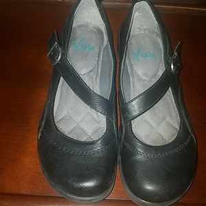 Gently used black flats as. 6.5 M